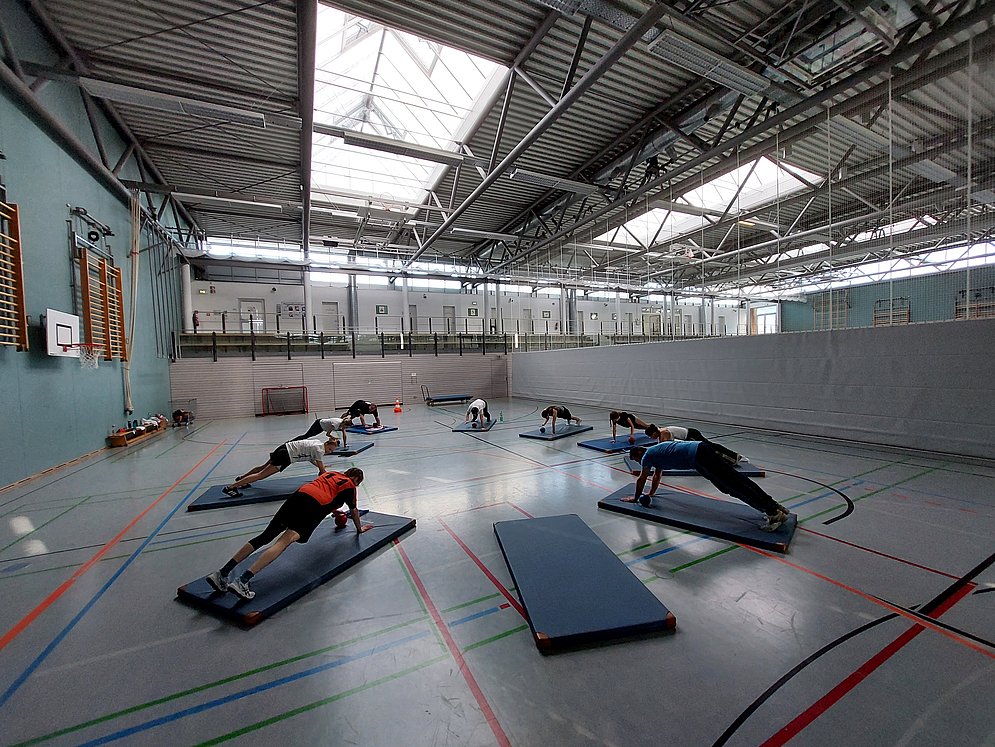 Muskeltraining in der Turnhalle Muskeltraining in der Turnhalle